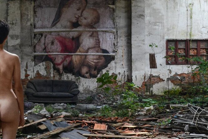 Красота и запустение: мать и дочь снимаются обнаженными в заброшенных зданиях