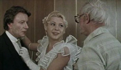 кадр из фильма «Блондинка за углом»