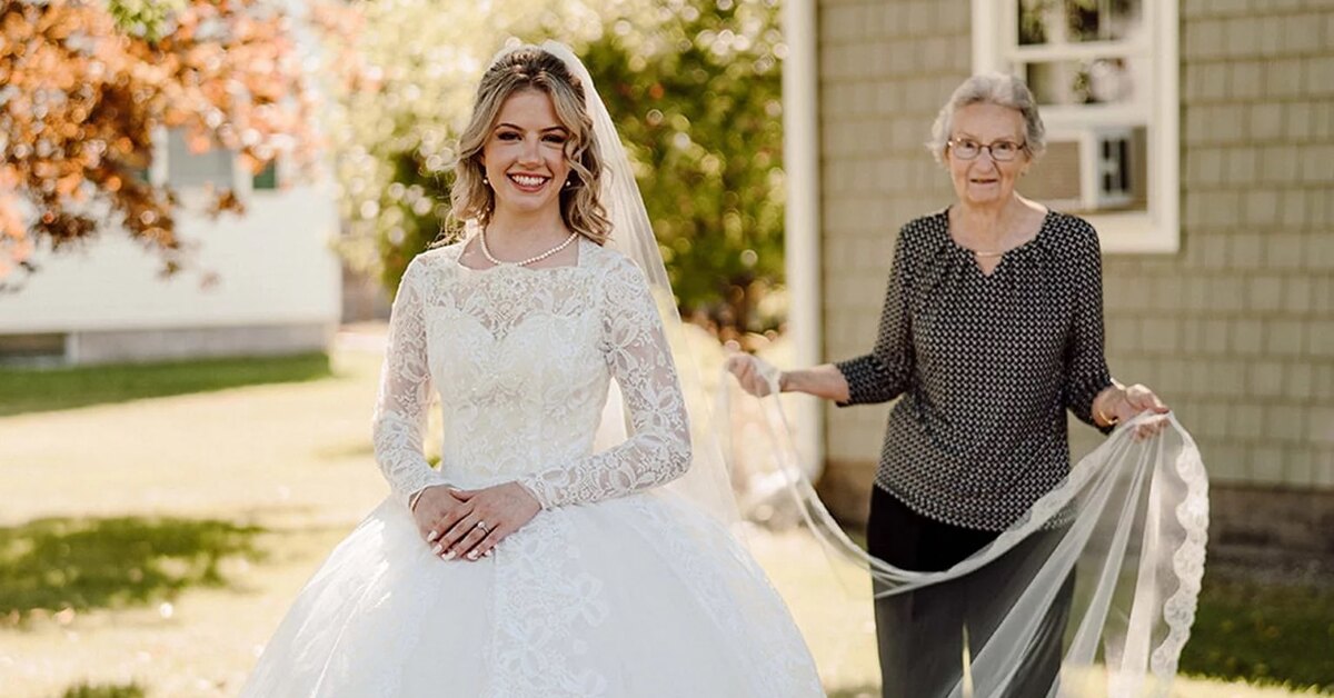 Мама одевает невесту. Платье для бабушки на свадьбу. Невеста в молодости. Бабушка в платье.