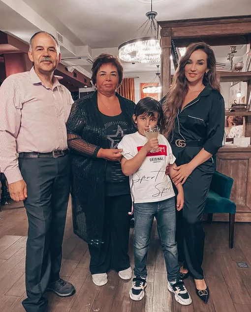 Анфиса Чехова с мамой, дядей и сыном Соломоном