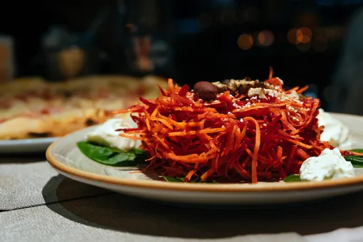 Рецепты звёзд: яркий салат из варёной свёклы от Оксаны Акиньшиной