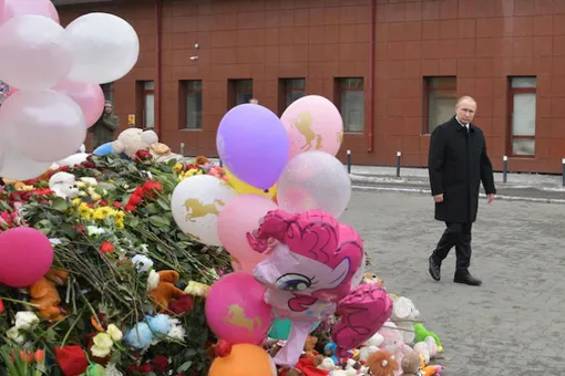 Владимир Путин прибыл на месте пожара в Кемерово и встретился с митингующими