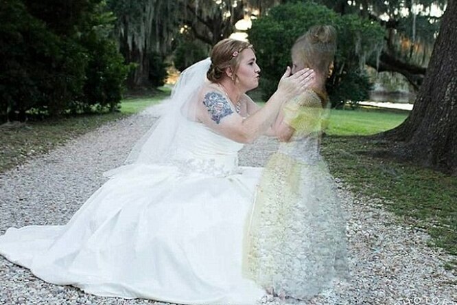 Невеста вмонтировала с свои свадебные фото изображение дочери, погибшей от рака, в виде призрака