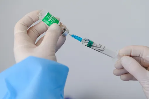 Вакцина AstraZeneca безопасна для применения, установлено после проверки