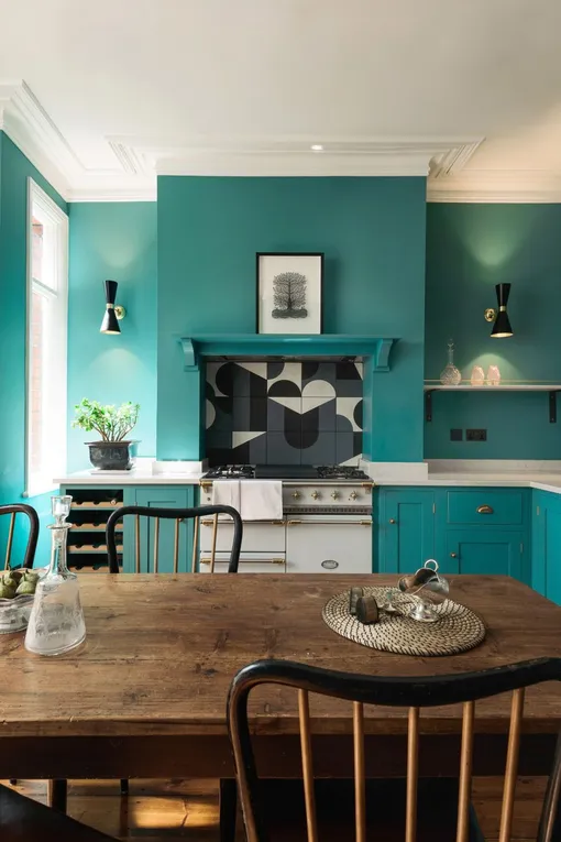 Идеи дизайна кухни: абстрактная плитка и много зелёного цвета
