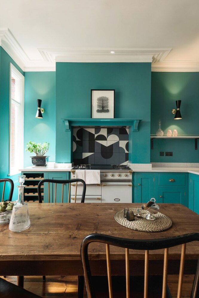 Идеи дизайна кухни: абстрактная плитка и много зелёного цвета