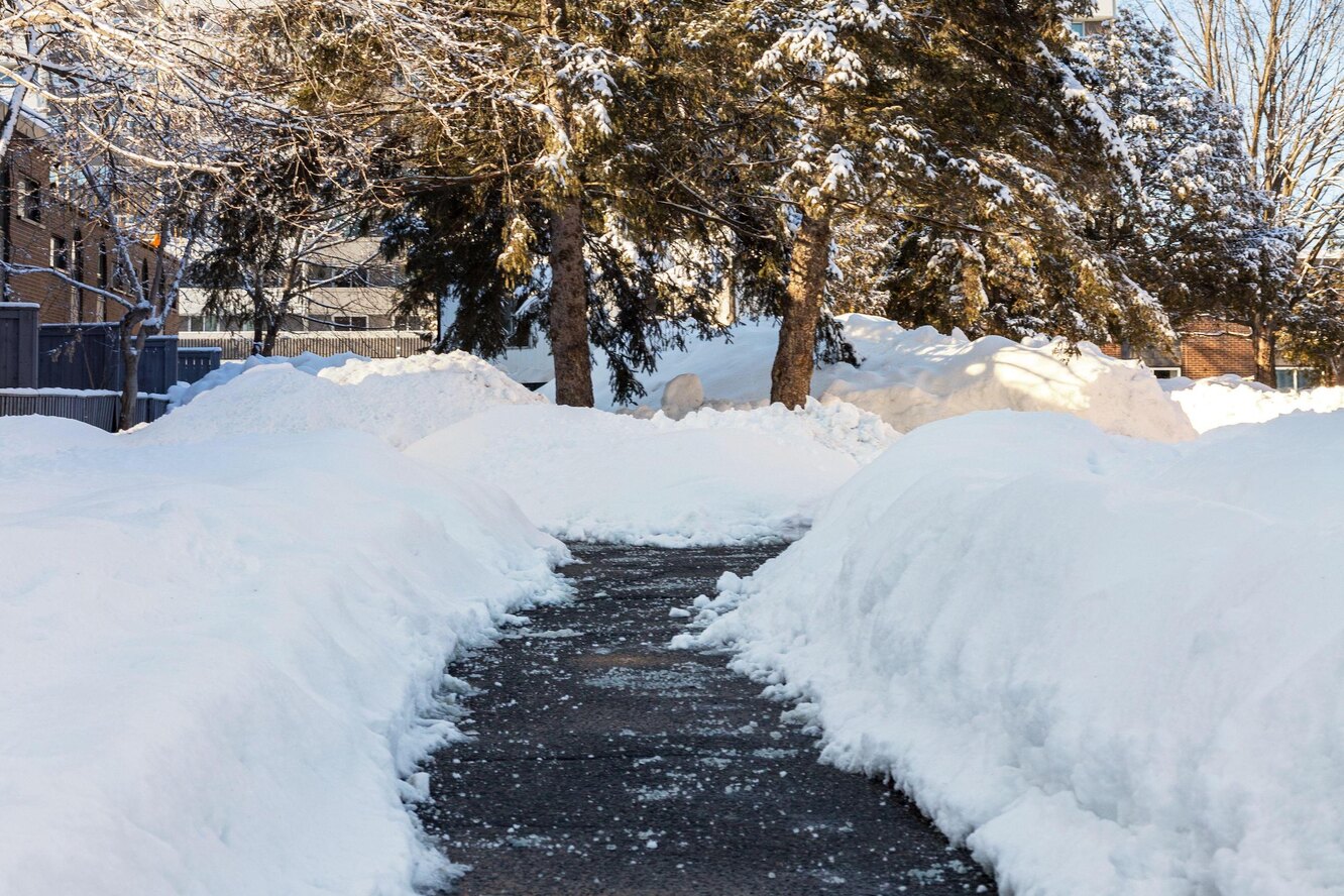  посыпать дорожки перед домом, чтобы растопить лёд: простые и .