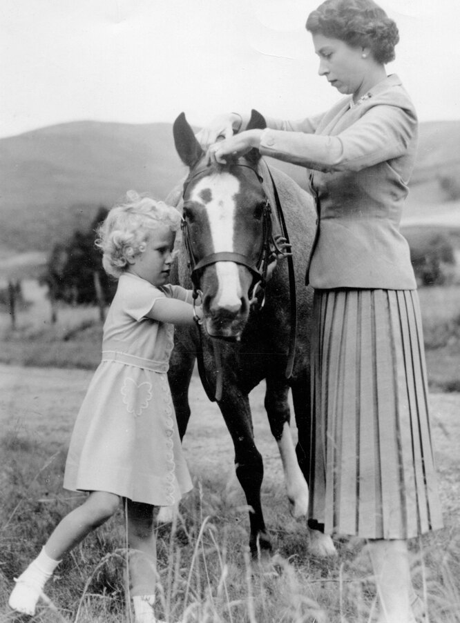 Королева, её дочь и лошадь