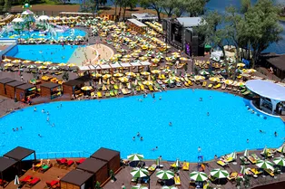 Пляжный клуб с бассейнами: в парке аттракционов откроют летний сезон 1 июня