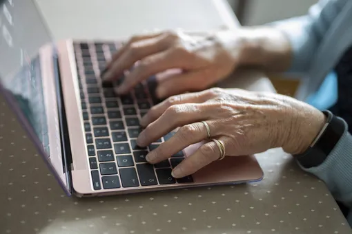 Одиночеству — нет! 98-летняя американка ведет женский клуб онлайн