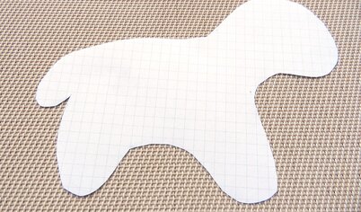 Чтобы приготовить из теста барашков, нужно нарисовать шаблон на обычной бумаге и вырезать его.