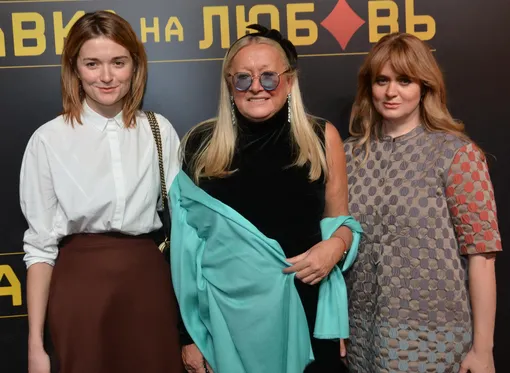 Анна Михалкова с сестрой Надеждой и матерью Татьяной
