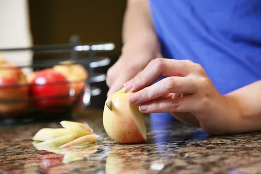 Как не испортить кухонную столешницу: 10 полезных советов с фото