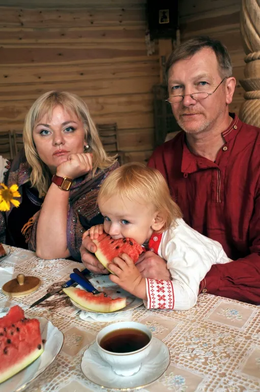 Виктор Бычков и Полина Белинская с сыном Добрыней