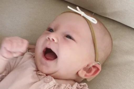 Папа записал на видео момент, когда его глухая дочь впервые услышала мамин голос