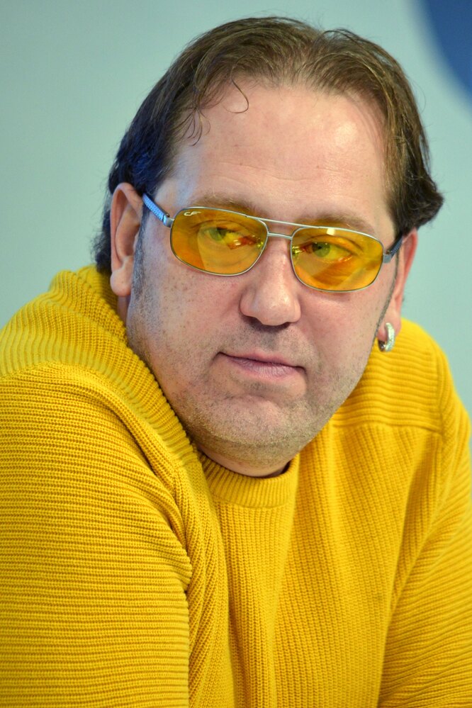 Нянчил сестёр-близняшек, резал вены из-за несчастной любви: 7 фактов об ...