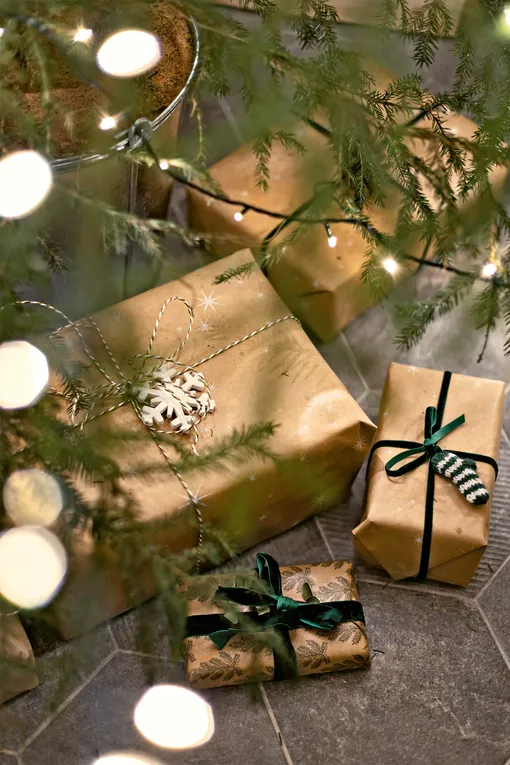 Упаковка подарков к Новому году в крафт-бумагу фото