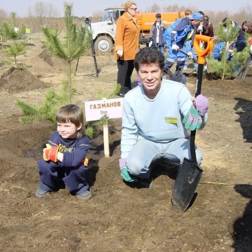 Олег Газманов с приемным сыном Филиппом на посадке леса в Серебряном Бору. Архивное фото