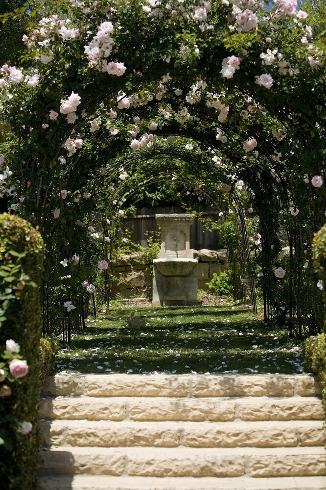 Возле особняка Меган и Гарри есть прекрасный сад с экзотическими растениями и скульптурами