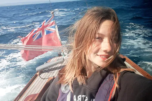 14-летняя яхтсменка в одиночку обогнула Великобританию и поставила новый рекорд