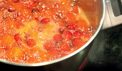 Доведите фруктово - овощную массу до кипения и на среднем огне тушите 15 минут. Клюква должна начать лопаться и отдавать свой сок. Помешивайте, следите, чтобы не пригорело.