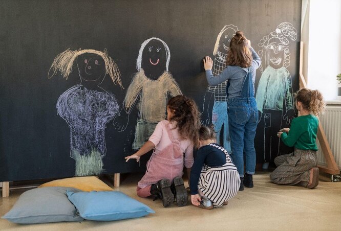 Дети рисуют на стене