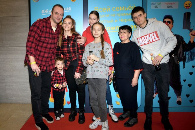 Максим Щеголев с Теоной Дольниковой, детьми и мамой