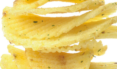 Чтобы придать блюду сходство с подсолнухом, выложите чипсы в форме лепестков. Лучше брать крупные картофельные чипсы в жестяной банке – они лучше держат форму, не ломаются и выглядят ровно.