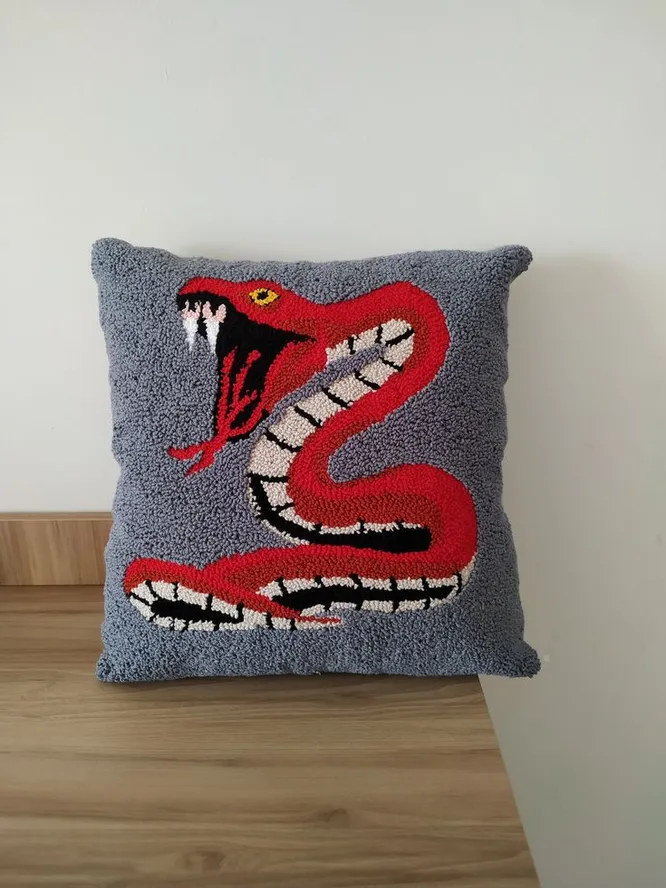 Подушка со змеиным рисунком