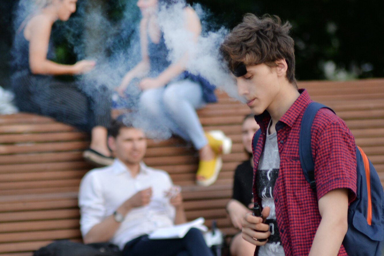 Подростки парят. Подросток с ВЕЙПОМ. Курящий подросток. Школьник с ВЕЙПОМ. Подросток с электронной сигаретой.