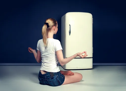 Девушка перед холодильником, как разогнать метаболизм для похудения