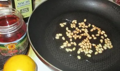Кедровые орешки обжарить в масле, потом добавить сок лимона и мед.