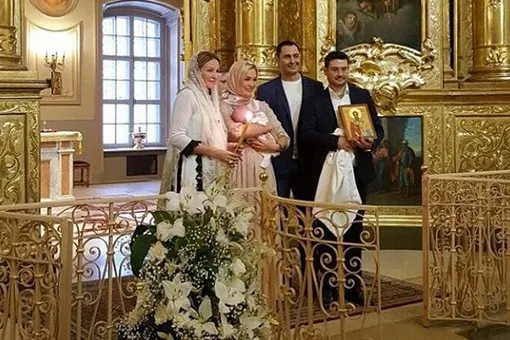 Стас и Юлия Костюшкины крестили новорожденного сына