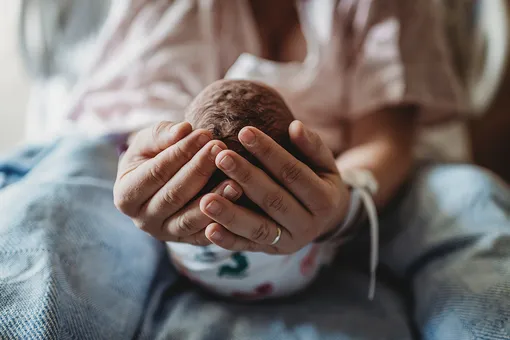 «Мы стали свидетелями чуда»: женщина на 25 неделе родила в машине посреди бури
