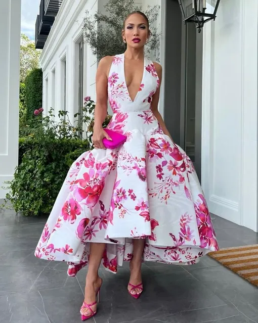 Дженнифер Лопес в платье с цветочным принтом