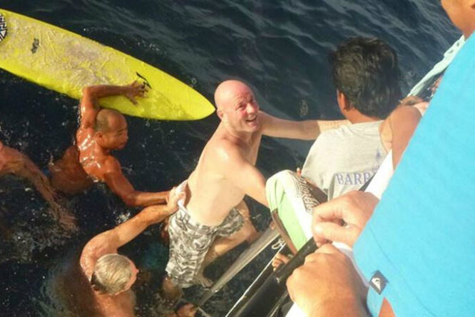Мужчина выжил, проведя 29 часов в море. Как ему это удалось?