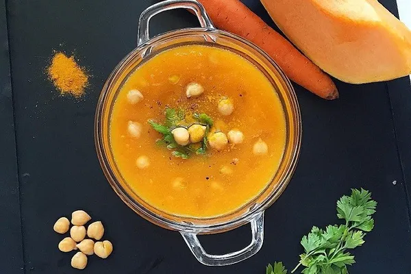 Пряный тыквенно-морковный суп с нутом
