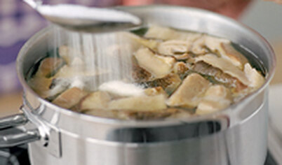 Приготовьте маринад на основе грибного отвара, вскипятите, выложите в маринад отварные грибы, доведите до кипения и готовьте 10 минут.