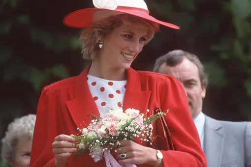 Почему принцесса Диана продолжала носить помолвочное кольцо после расставания с Чарльзом?