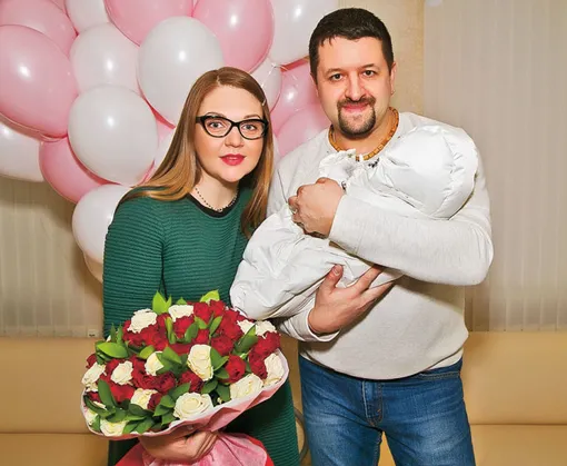 Марина Девятова с мужем и дочерью после выписки из роддома