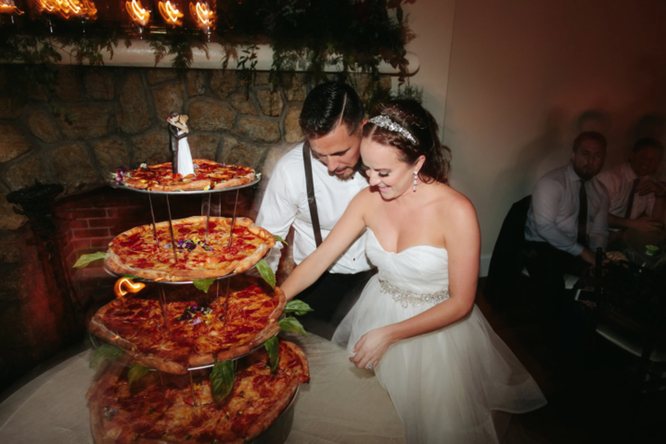 Пицца вместо свадебного торта? Отличный выбор!