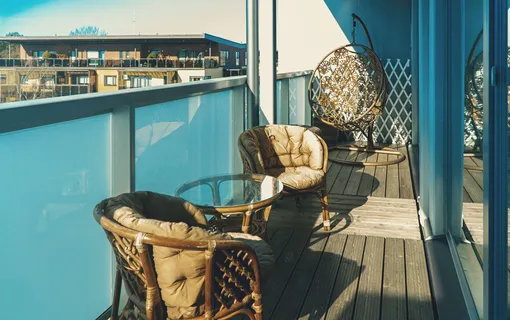 кресло качалка в интерьере балкона фото