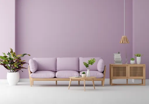 В интерьере гостиной фиолетовый цвет будет отлично смотреться с нейтральными тонами