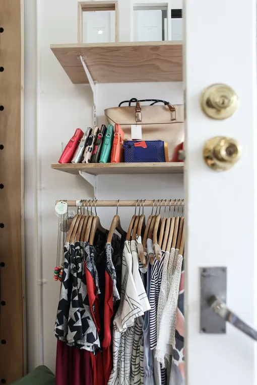 Грамотно организованное хранение одежды даст возможность активно носить весь свой гардероб фото