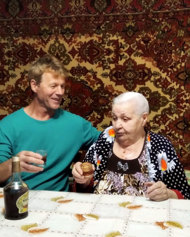 Тряхнул старую 100 летнюю бабушку. Разин показывает язык.