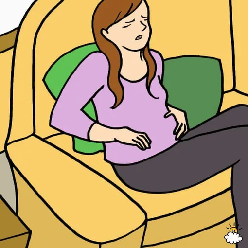 Женщина сидит на диване, Газообразование в кишечнике: причины, чем опасно, профилактика и лечение