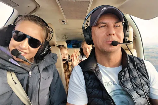 Юлия с супругом и дочерьми: первый полет на семейном самолете Bonanza