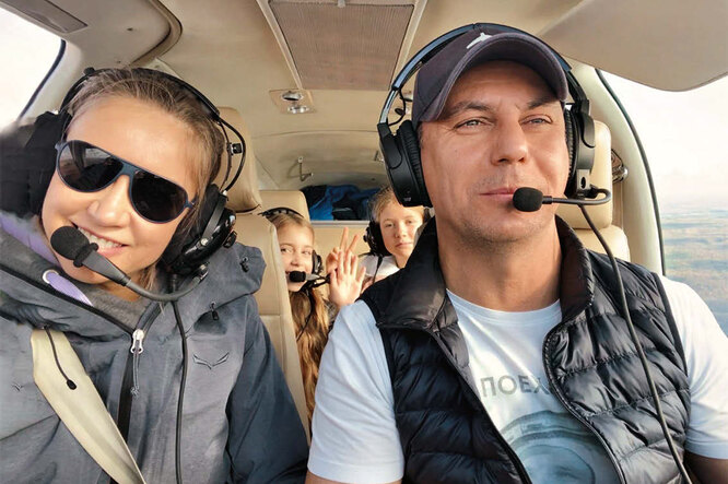 Юлия с супругом и дочерьми: первый полет на семейном самолете Bonanza