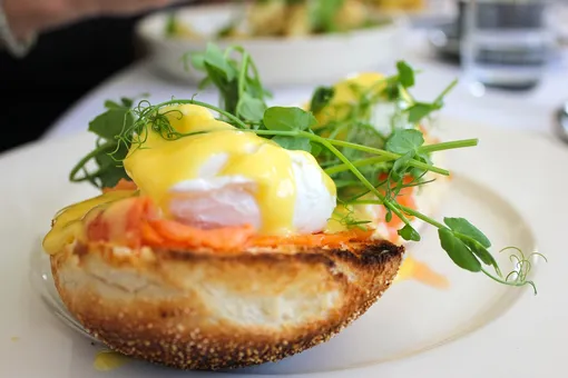 Яйца бенедикт: как приготовить любимый завтрак гурманов