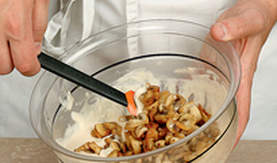 В полученную массу введите обжаренные грибы, приправьте, добавьте нашинкованный шпинат, лук и тщательно перемешайте.